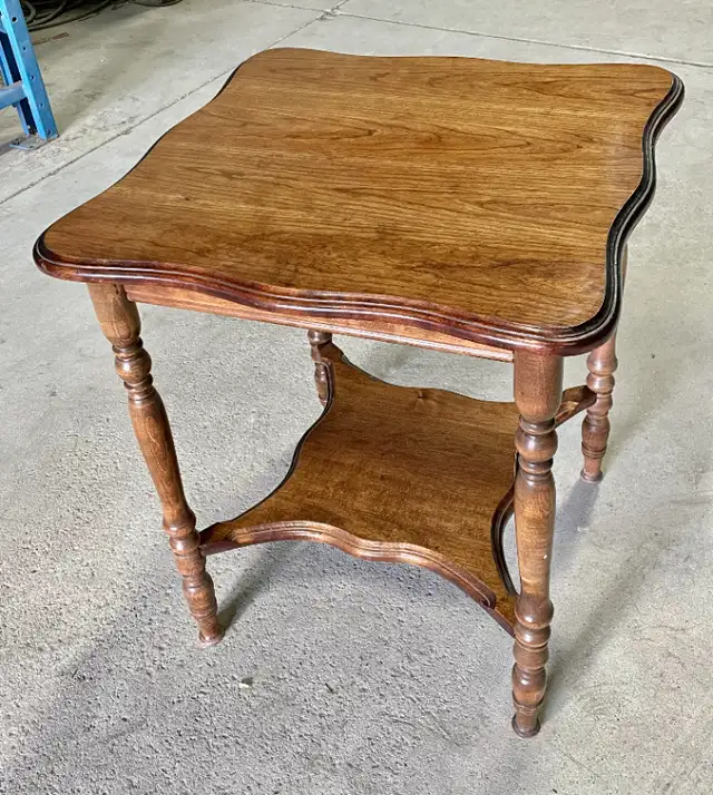 Vintage Walnut Wood Two Tier Hall Table in Home Décor & Accents in Mississauga / Peel Region - Image 2