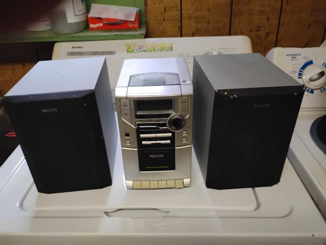 Cd/casette radio player, like new in Stereo Systems & Home Theatre in Gatineau