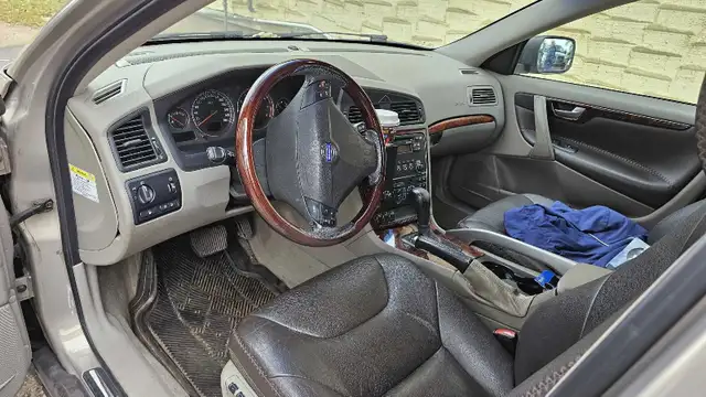 05 Volvo XC70 in Cars & Trucks in Saskatoon - Image 3