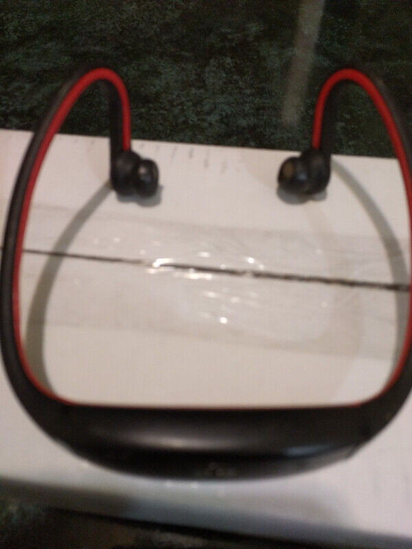 Motorola MOTOROKR S9 Bluetooth Active Headphones (Red,Black)USED dans Appareils électroniques  à Edmundston - Image 3