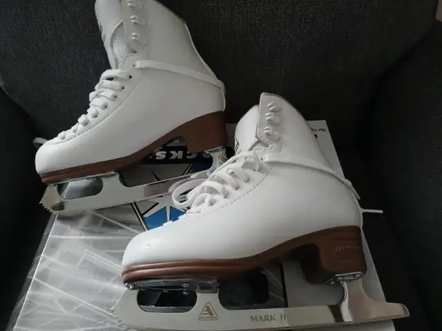 Youth Figure Skates size 1.5 (Jackson Mystique) in Skates & Blades in Ottawa - Image 2