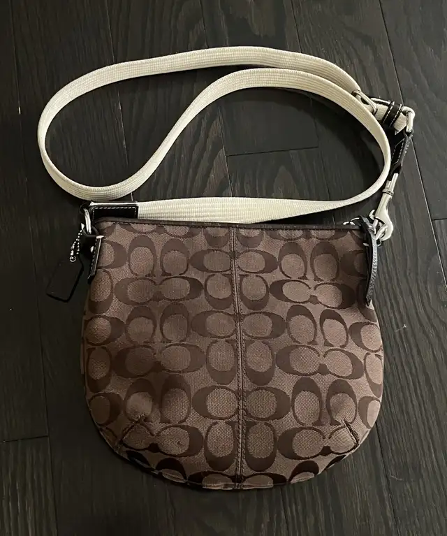 Coach vintage signature monogram crossbody bag, brown in Women's - Bags & Wallets in Mississauga / Peel Region - Image 4