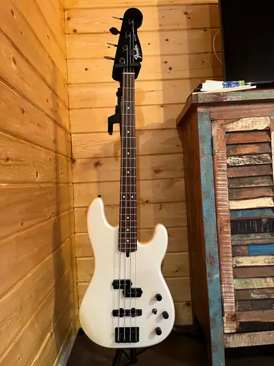 2016 Fender P Bass Duff McKagan, View more