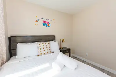 Walking distance to Downtown Furnished Room with bed & desk