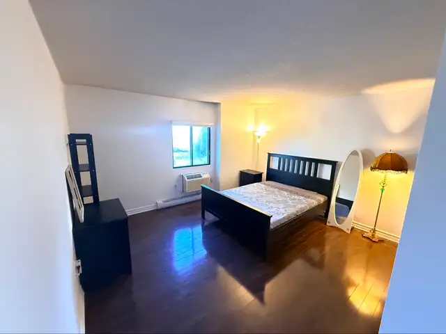 Bright 2-Bedroom Condo with Panoramic Montreal View - Longueuil