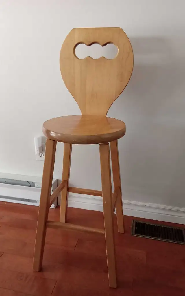 tabouret de cuisine en bois massif lourd in Chairs & Recliners in Laval / North Shore - Image 2