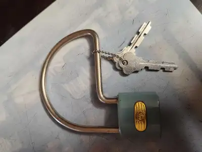 This is a Kryptonite bike lock, ready to secure your bicycle with robust protection. It comes with t...