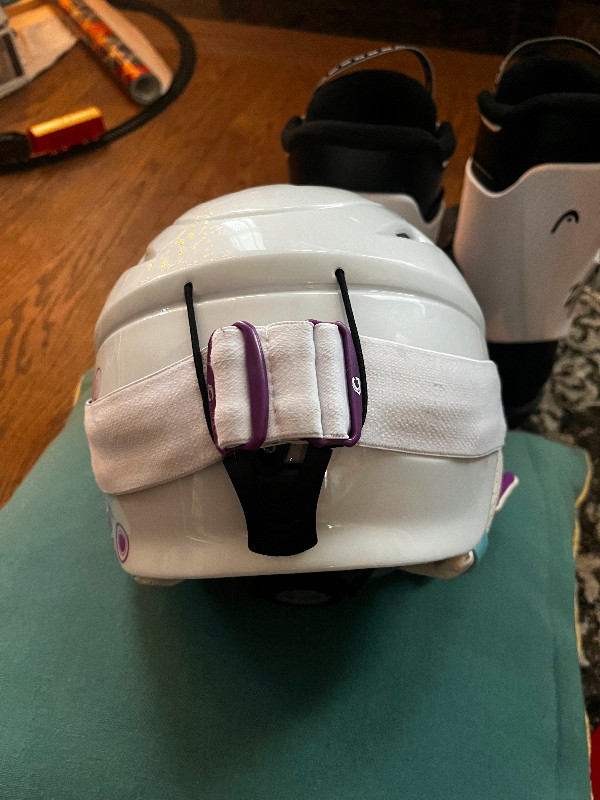 Youth ski helmet with goggles in Ski in Ottawa - Image 3