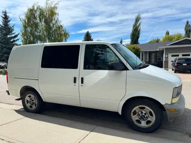 2005 GMC Safari Cargo Van—226,459 km—Runs great   Extra Tires