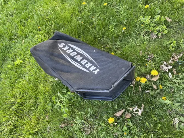 yardwork lawnmower basket bag in Lawnmowers & Leaf Blowers in City of Toronto - Image 2