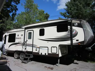 The 2014 Eagle HT 27.5RLTS, by Jayco, provides you with all of the comforts you need. This fifth whe...