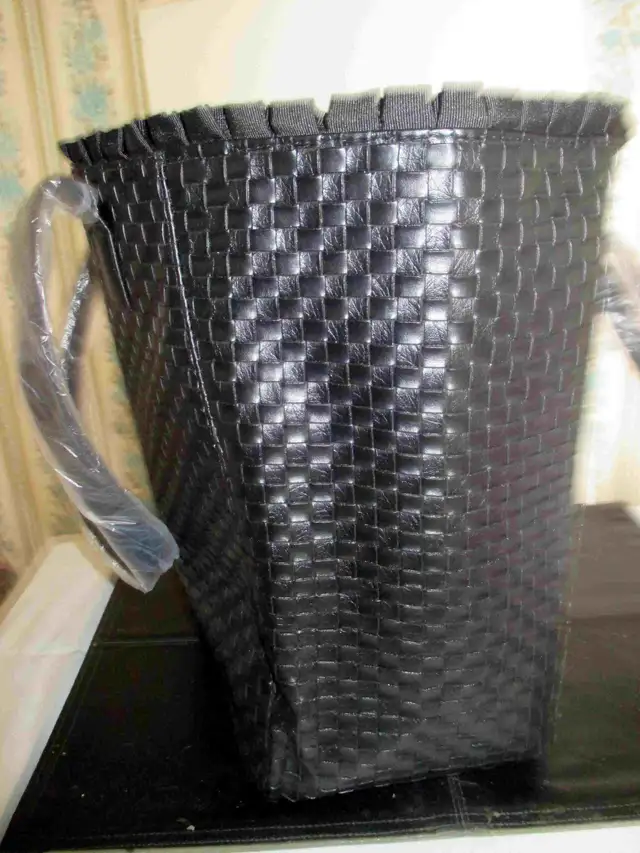 Woman’s  New Black Tote bag (DFU-0278) in Women's - Bags & Wallets in City of Toronto - Image 3