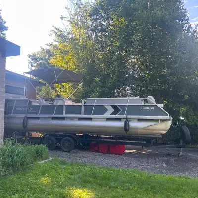 Ponton Princecraft Versailles 24 pi – 1995 – Moteur Evinrude 50 HP 2 temps Inclus : * Remorque artis...