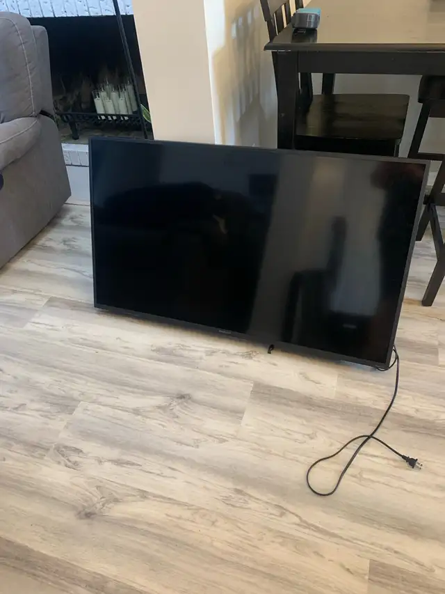 50” TV with wall mount and remote. No Stand in Video & TV Accessories in Ottawa - Image 2