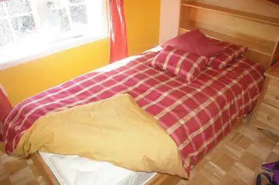 À vendre une couette avec une housse réversible pour lit simple. Il y a aussi 3 coussins. Tout est e...