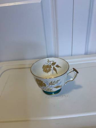 Aynsley Tea Cup #2733 in Arts & Collectibles in Burnaby/New Westminster - Image 3