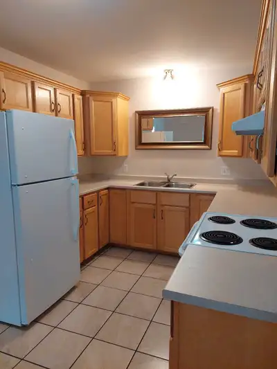 This Duplex is bright and very spacious and is located in the Heart of The Valley. Fridge, stove,dis...