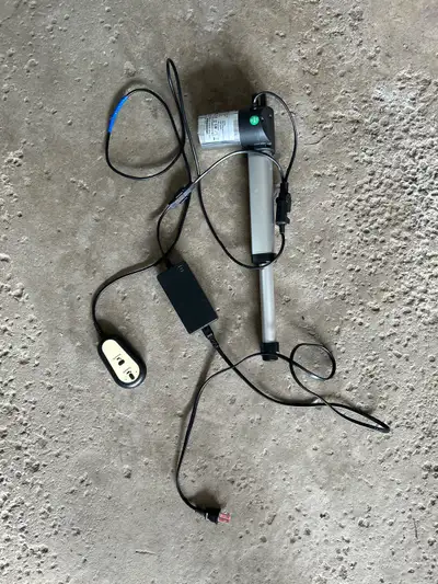Utilisé pendant quelques mois seulement, télécommande et bloc d’alimentation universelle inclus