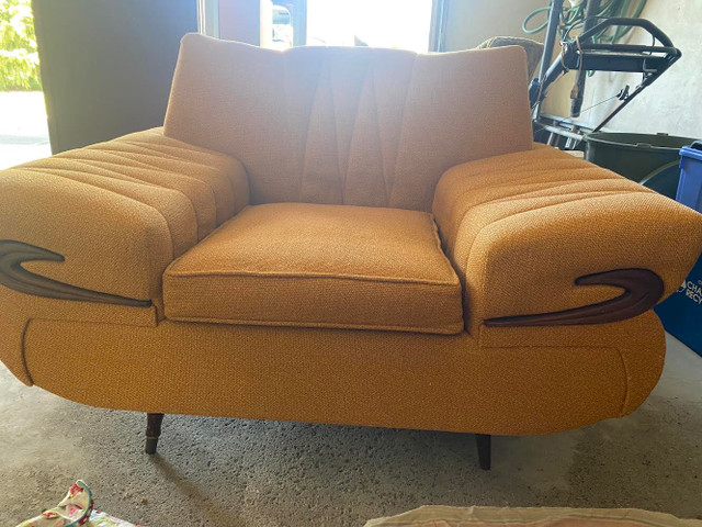 Vintage chair in Couches & Futons in Chatham-Kent - Image 2