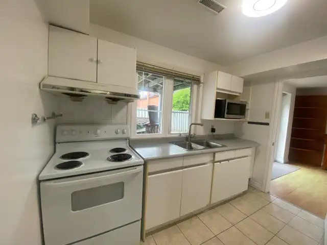 2 Bed 1 Bath Walkout for Rent in Richmond Hill in Long Term Rentals in Markham / York Region - Image 3