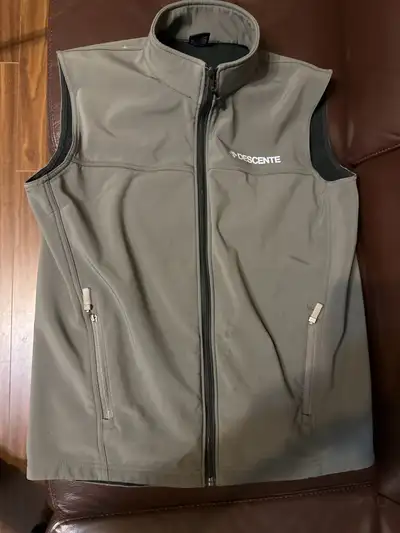 Descente Men's Medium Vest . 2 side pockets with fleece lining . Made in Canada !