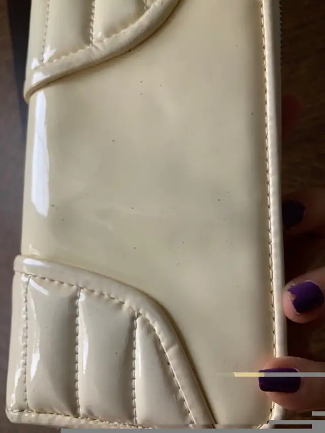 BURBERRY LONDON Patent Leather Cream Large Zip Around Wallet in Women's - Bags & Wallets in Oakville / Halton Region - Image 10