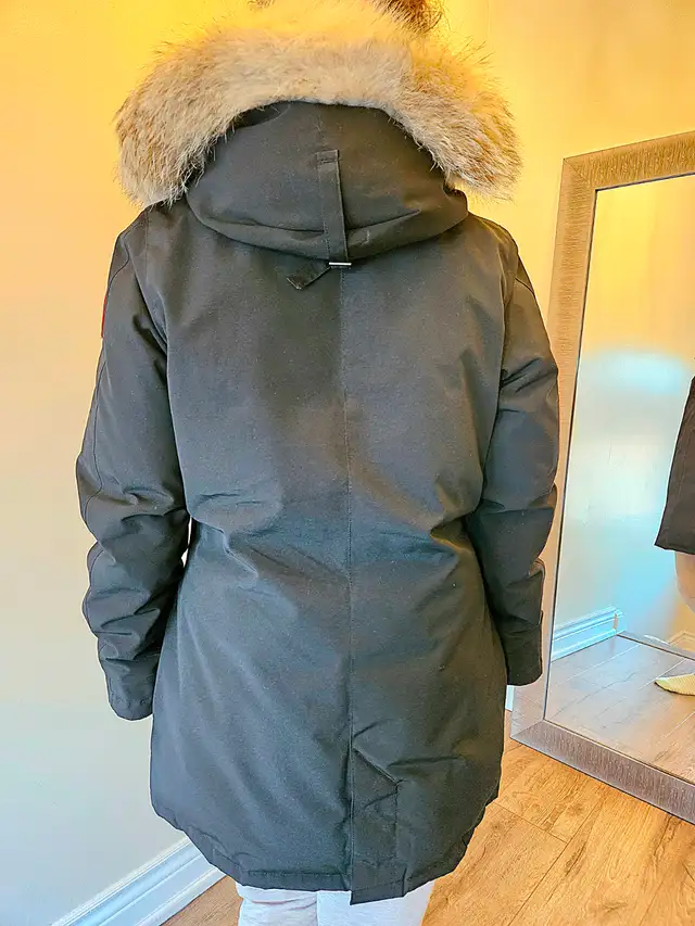 Canada Goose Victoria Women's Parka in Women's - Tops & Outerwear in Mississauga / Peel Region - Image 3