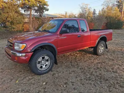 1st Gen Toyota tacoma xtracab 5 speed manual 4x4 340,000kms Runs excellent with no leaks or engine n...