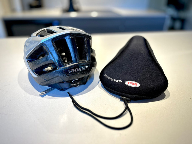 Specialized Adjustable Helmet + BELL Gel Fusion Bike Seat Cover in Clothing, Shoes & Accessories in Oakville / Halton Region