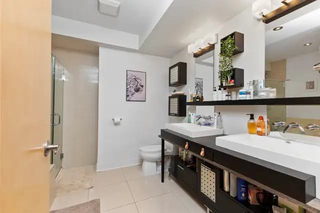 Upscale furnished rental in unbeatable location in Room Rentals & Roommates in City of Montréal - Image 12
