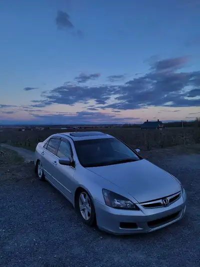 Honda Accord EX 2006 manuel Moteur 2.4L Vtec, 251 000km Roule très bien pour l'âge Transmission manu...