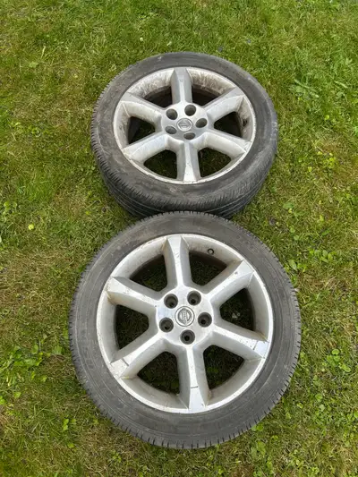 2 Nissan mags and summer tires P245/45 R18 18 pouces/inches Goodyear Pneu bon pour 2 saisons.