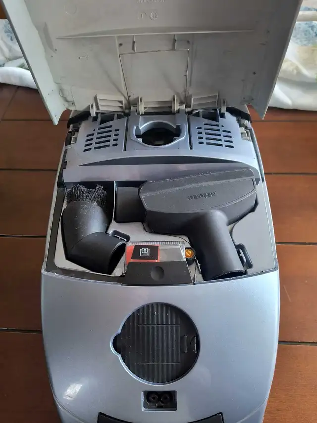 Miele Vacuum Deluxe  in Vacuums in Calgary - Image 4
