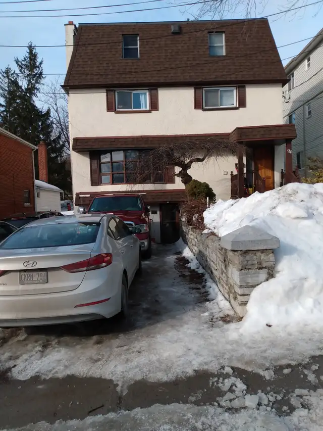 Amazing 8 bedroom house for rent next to Queen's