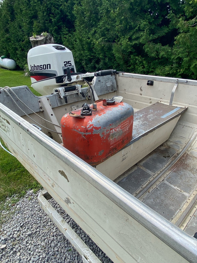 Boat motor and trailer  in Powerboats & Motorboats in Kawartha Lakes - Image 2