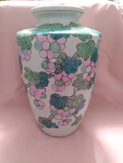 A nice, vintage Porcelain 12 inch hand painted Chinese Vase it is in good condition. it can be picke...