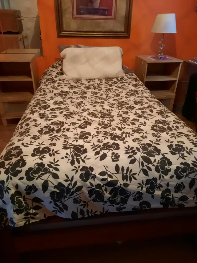 Set de chambre lit simple ,bureau , table de chevet et matelas in Beds & Mattresses in Laval / North Shore - Image 3