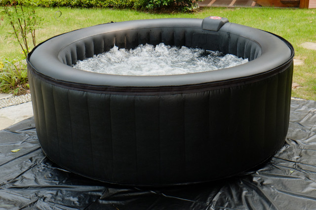 inflatable spas + extra motor / filter in Hot Tubs & Pools in City of Montréal - Image 2
