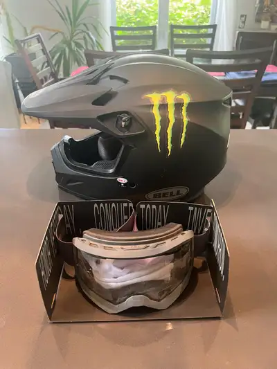 Casque authentique Monster Énergie Avec les accessoires lunette et foulard couvre tête