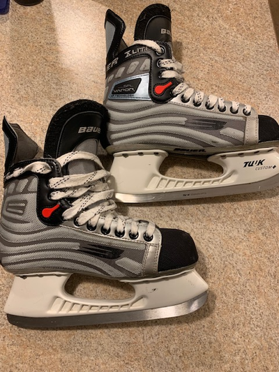 Patins d'hockey de marque Bauer.