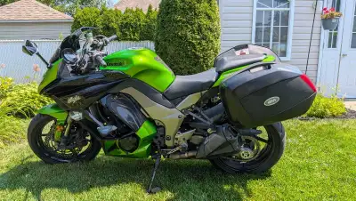 Kawasaki ninja 1000 2012 avec freins ABS. La moto est vendue avec les 2 valises Givi. Freins avant e...
