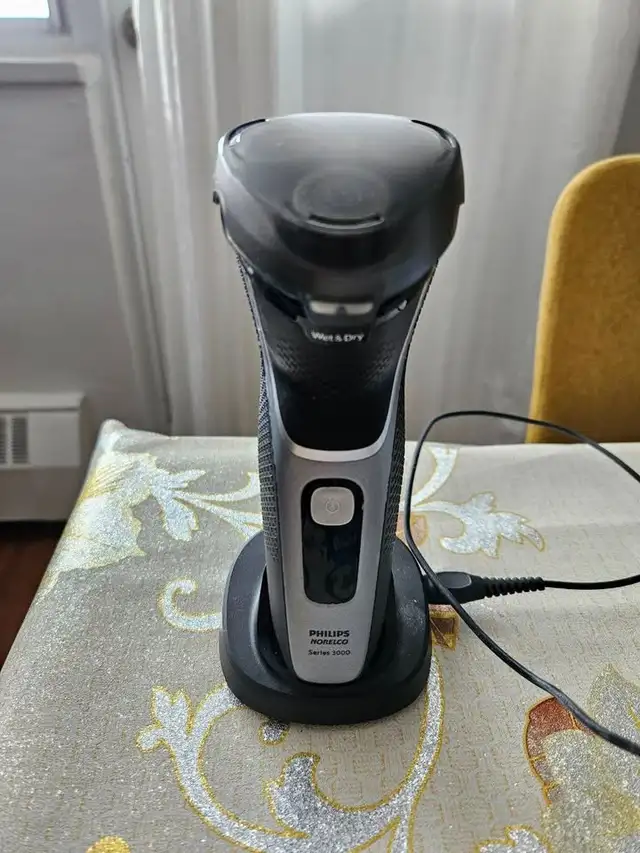 Philips Norelco Series 3000 Electric Shaver in General Electronics in Oakville / Halton Region - Image 2