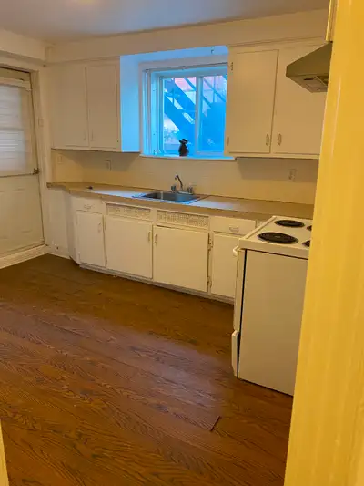 3 1/2 disponible maintenant - semi basement available now
