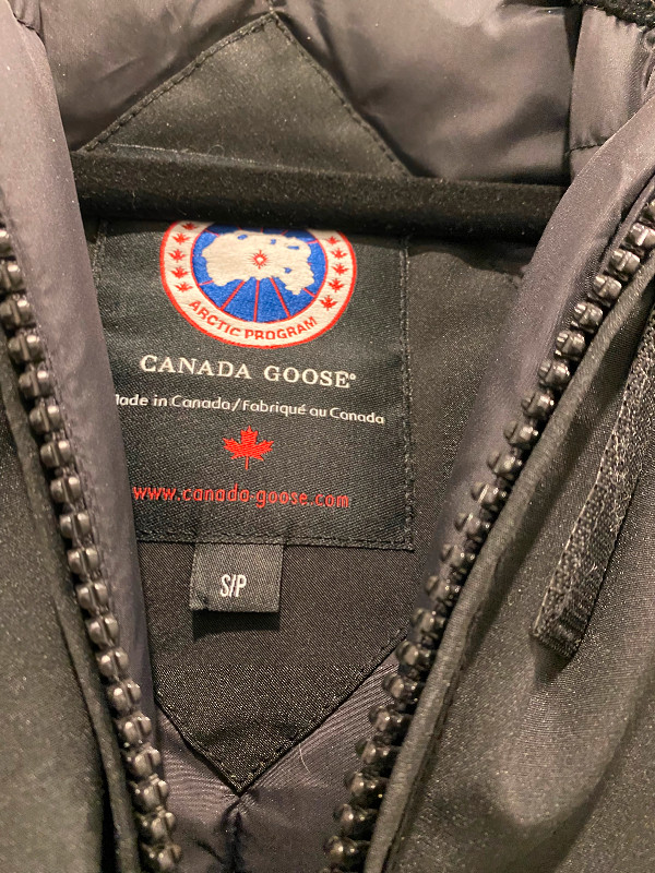 Canada Goose Victoria Parka Women’s size Small in Women's - Tops & Outerwear in Mississauga / Peel Region - Image 3