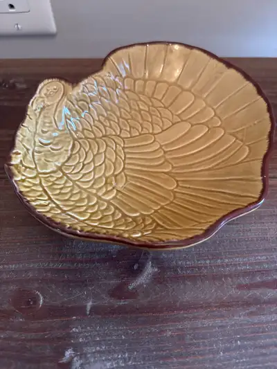 Enhance your holiday table with this charming ceramic turkey dish,. This piece is in good, pre-owned...