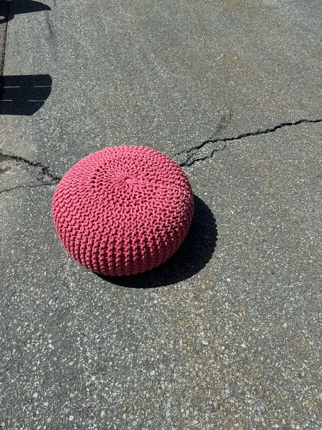 Round Knit Pouf in Chairs & Recliners in City of Halifax - Image 3