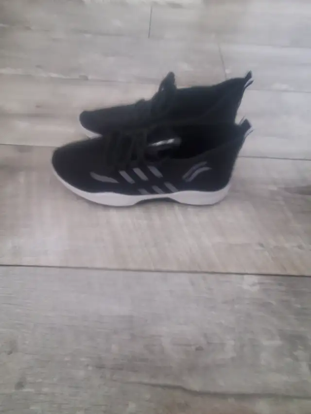BRAND NEW BREATHABLE RUNNERS. Size 43. in Men's Shoes in Saskatoon - Image 2