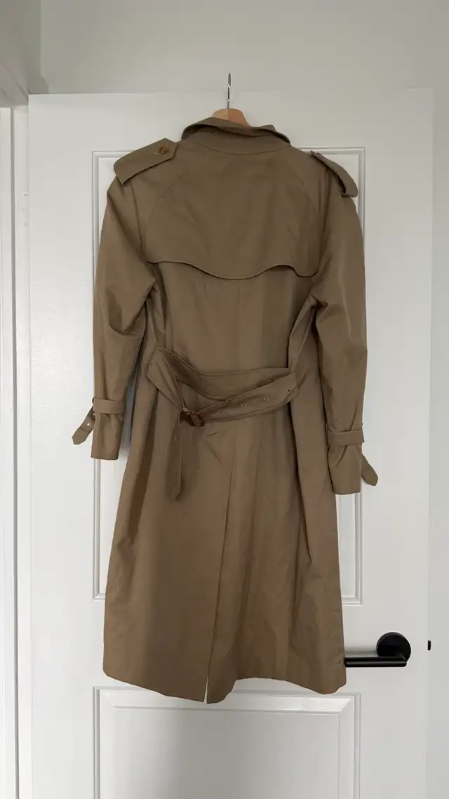 Vintage Burberrys Trench Coat in Women's - Tops & Outerwear in City of Toronto - Image 5