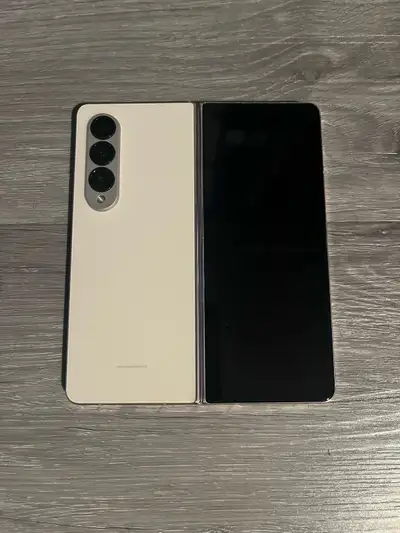 I am selling a 256GB Samsung Galaxy Z Fold 4 in the stunning beige colorway. Amazing phone in pristi...