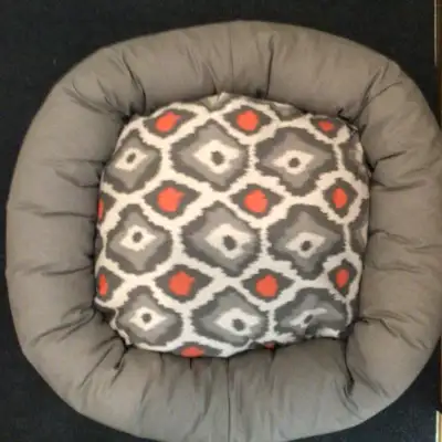 West Paw Dog bed washable cover. New. Size: Medium 31 x 26 x7cm; 2.27 kg Bumper style-with zipper op...